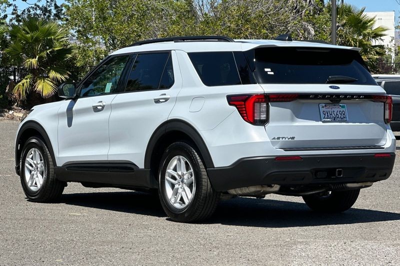 Ford Explorer Vehicle Full-screen Gallery Image 05
