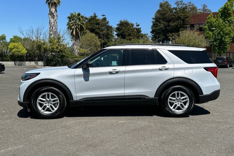 Ford Explorer Vehicle Full-screen Gallery Image 06