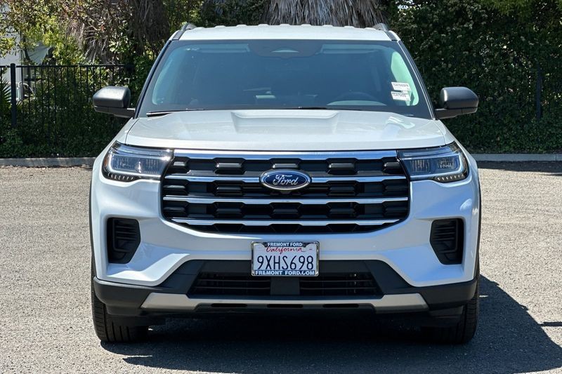 Ford Explorer Vehicle Full-screen Gallery Image 08