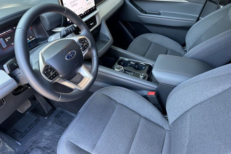 Ford Explorer Vehicle Full-screen Gallery Image 09