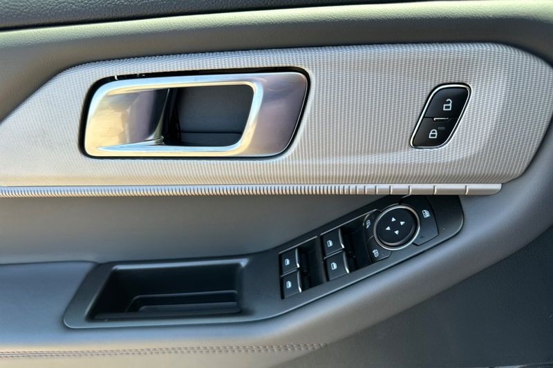 Ford Explorer Vehicle Full-screen Gallery Image 10