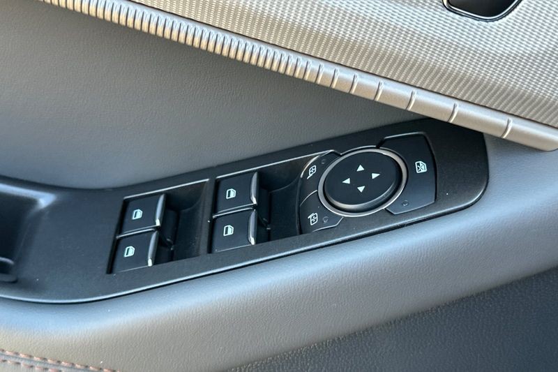 Ford Explorer Vehicle Full-screen Gallery Image 11