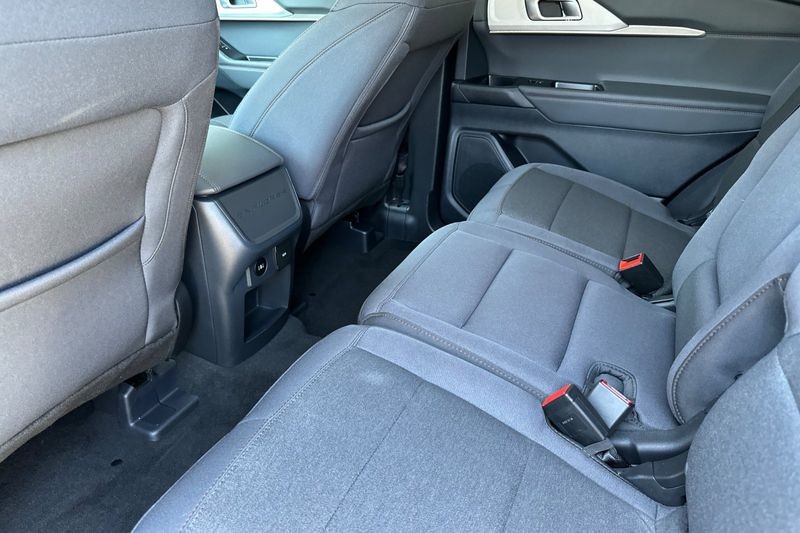 Ford Explorer Vehicle Full-screen Gallery Image 13