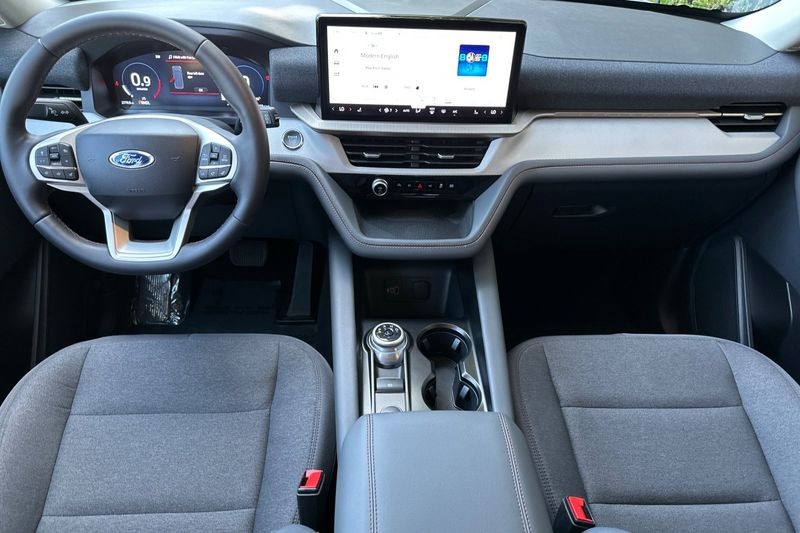 Ford Explorer Vehicle Full-screen Gallery Image 14