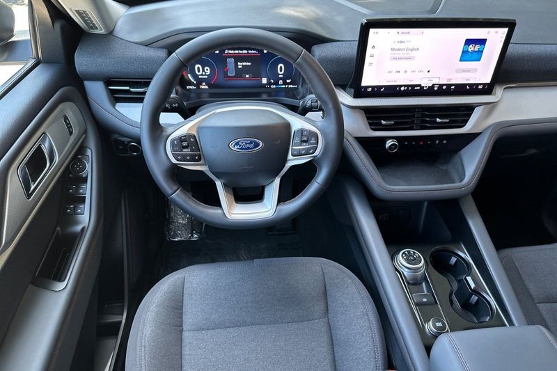Ford Explorer Vehicle Full-screen Gallery Image 15