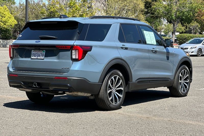Ford Explorer Vehicle Full-screen Gallery Image 03