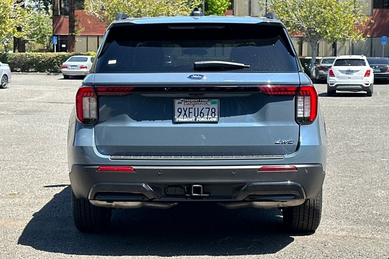 Ford Explorer Vehicle Full-screen Gallery Image 04