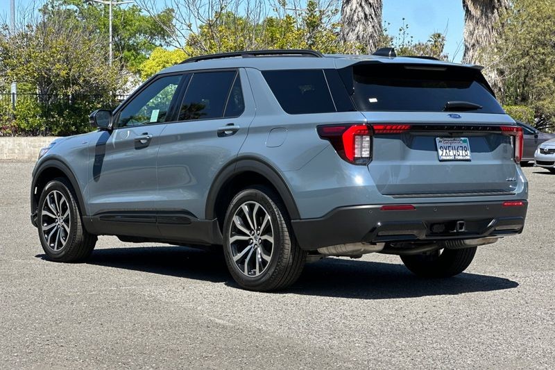 Ford Explorer Vehicle Full-screen Gallery Image 05
