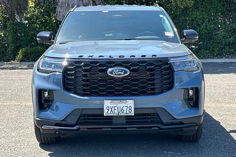 Ford Explorer Vehicle Full-screen Gallery Image 08