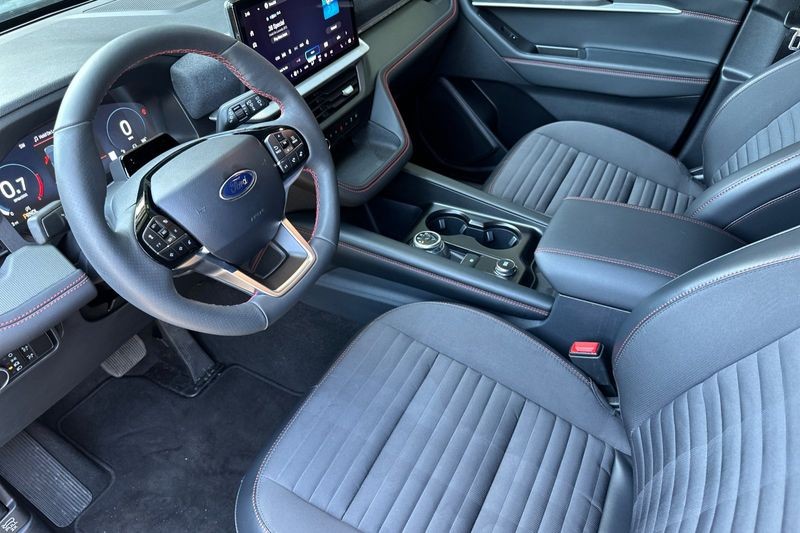 Ford Explorer Vehicle Full-screen Gallery Image 09