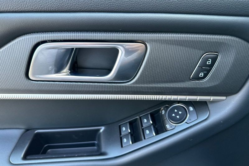 Ford Explorer Vehicle Full-screen Gallery Image 10