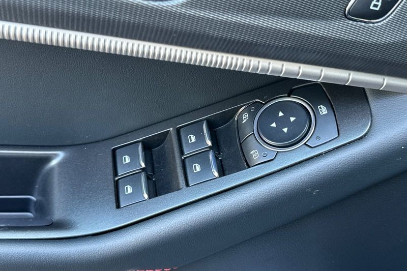 Ford Explorer Vehicle Full-screen Gallery Image 11