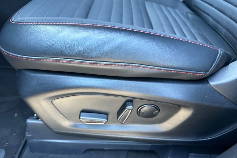 Ford Explorer Vehicle Full-screen Gallery Image 12