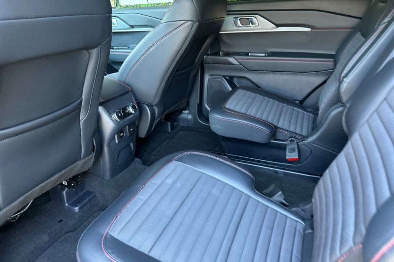 Ford Explorer Vehicle Full-screen Gallery Image 13
