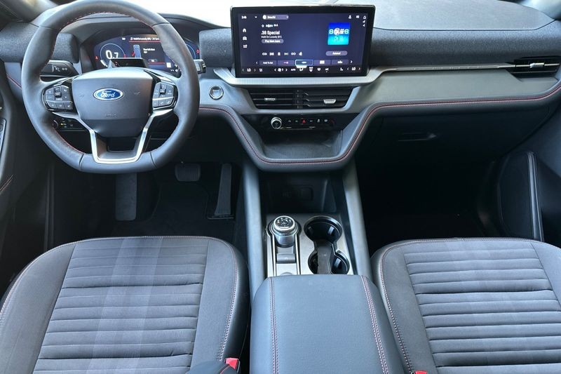 Ford Explorer Vehicle Full-screen Gallery Image 14