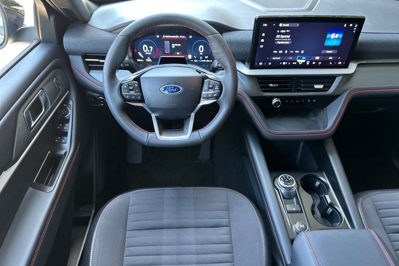 Ford Explorer Vehicle Full-screen Gallery Image 15