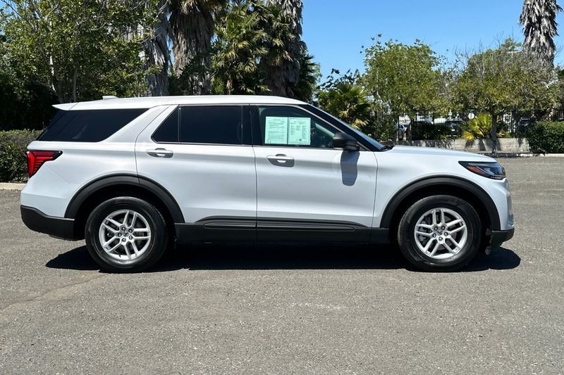 Ford Explorer Vehicle Full-screen Gallery Image 02