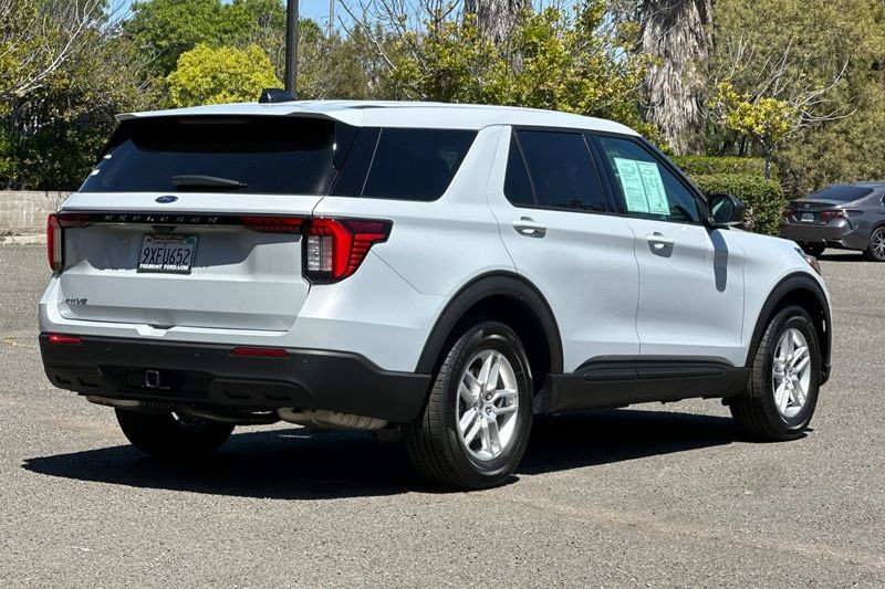 Ford Explorer Vehicle Full-screen Gallery Image 03