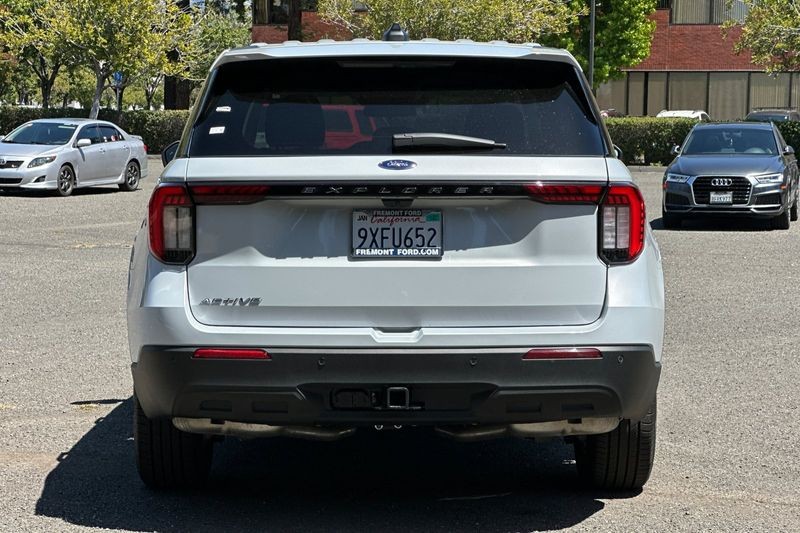 Ford Explorer Vehicle Full-screen Gallery Image 04