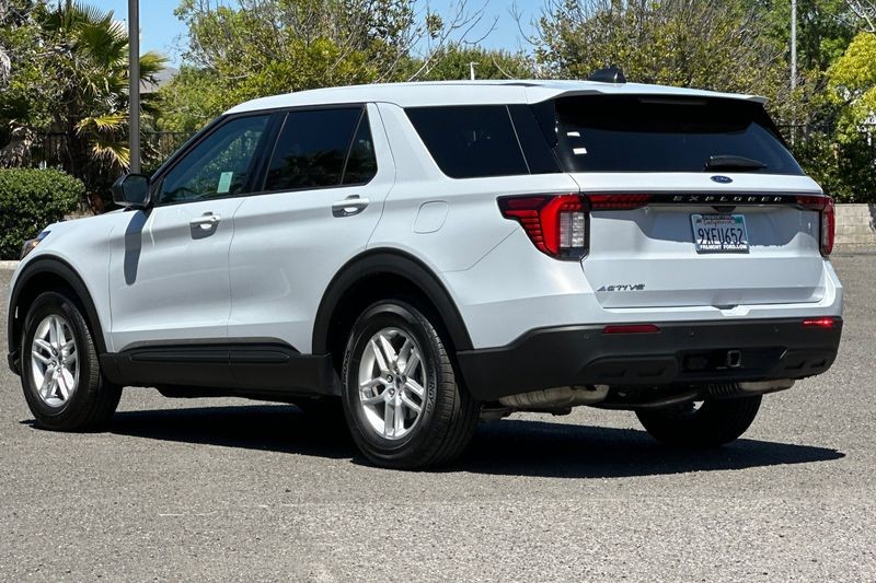 Ford Explorer Vehicle Full-screen Gallery Image 05