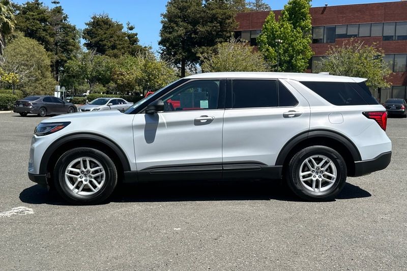 Ford Explorer Vehicle Full-screen Gallery Image 06