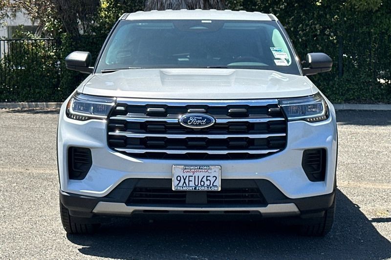 Ford Explorer Vehicle Full-screen Gallery Image 08