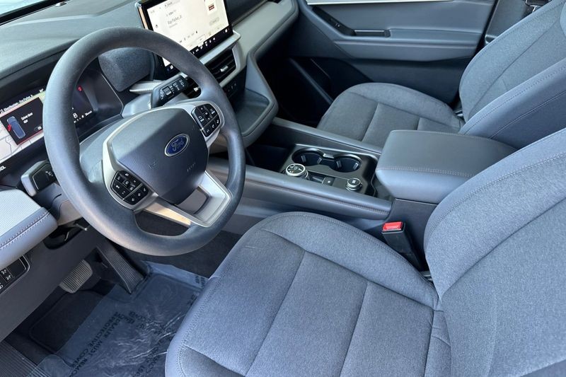 Ford Explorer Vehicle Full-screen Gallery Image 09