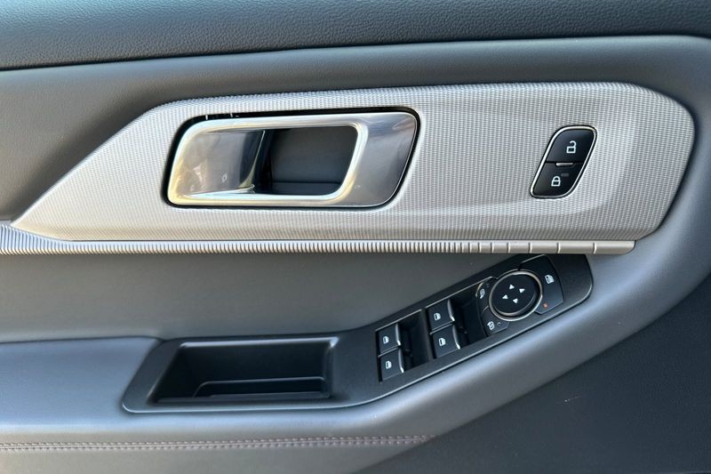 Ford Explorer Vehicle Full-screen Gallery Image 10