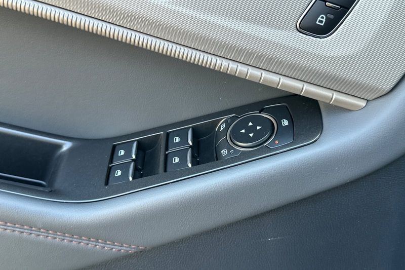 Ford Explorer Vehicle Full-screen Gallery Image 11