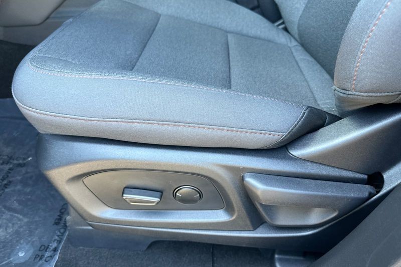Ford Explorer Vehicle Full-screen Gallery Image 12