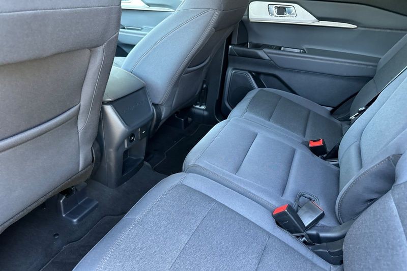 Ford Explorer Vehicle Full-screen Gallery Image 13