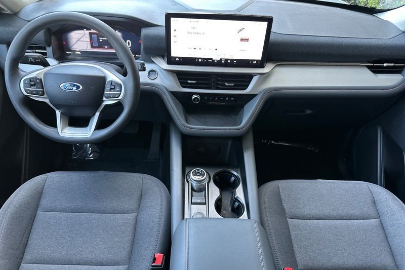 Ford Explorer Vehicle Full-screen Gallery Image 14