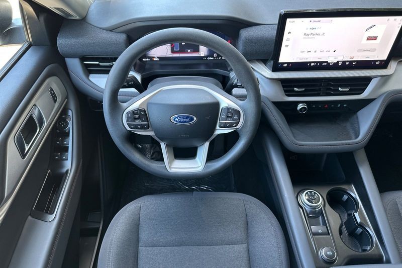 Ford Explorer Vehicle Full-screen Gallery Image 15