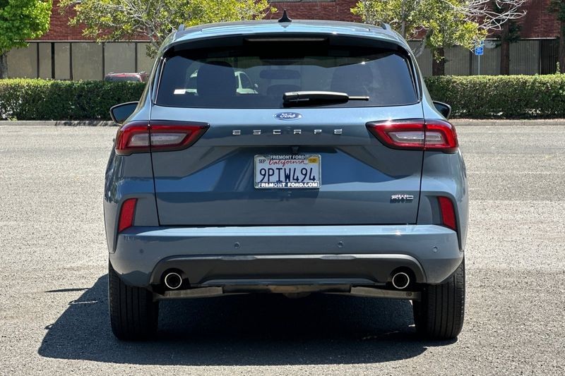 Ford Escape Vehicle Full-screen Gallery Image 04