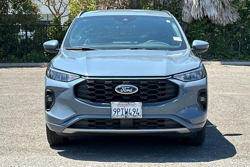 Ford Escape Vehicle Full-screen Gallery Image 09