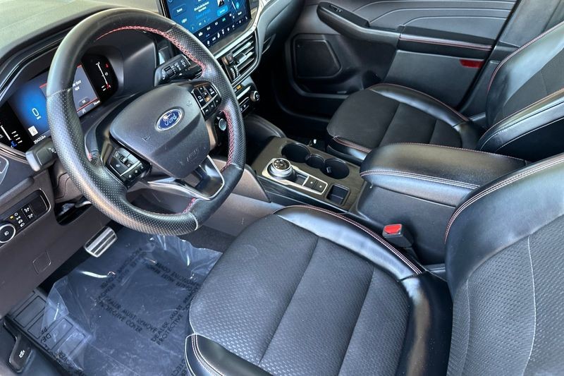 Ford Escape Vehicle Full-screen Gallery Image 10