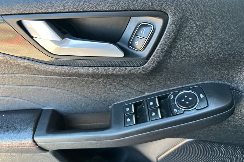 Ford Escape Vehicle Full-screen Gallery Image 11