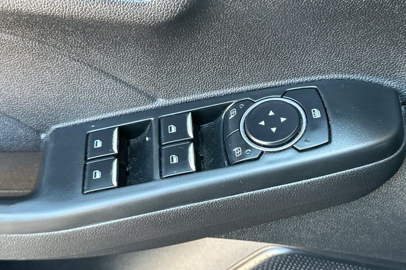 Ford Escape Vehicle Full-screen Gallery Image 12