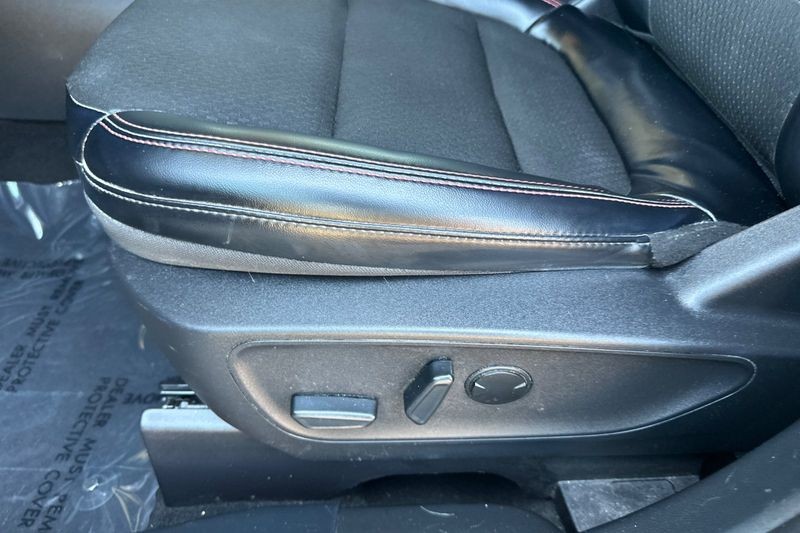 Ford Escape Vehicle Full-screen Gallery Image 13