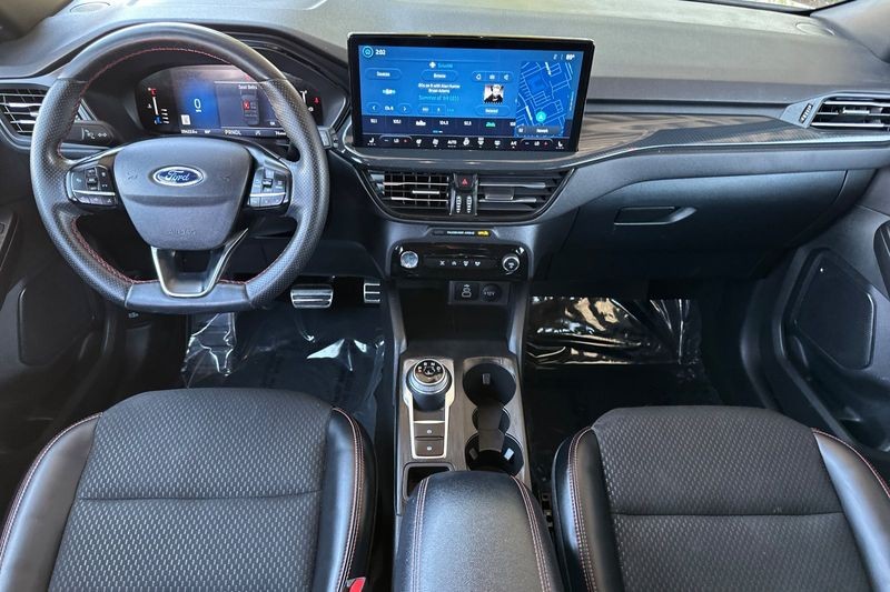 Ford Escape Vehicle Full-screen Gallery Image 15