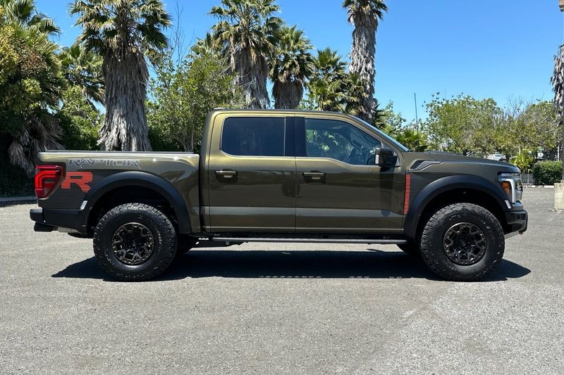 Ford F-150 Vehicle Full-screen Gallery Image 02