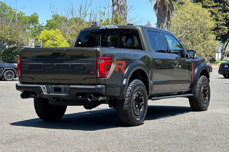 Ford F-150 Vehicle Full-screen Gallery Image 03