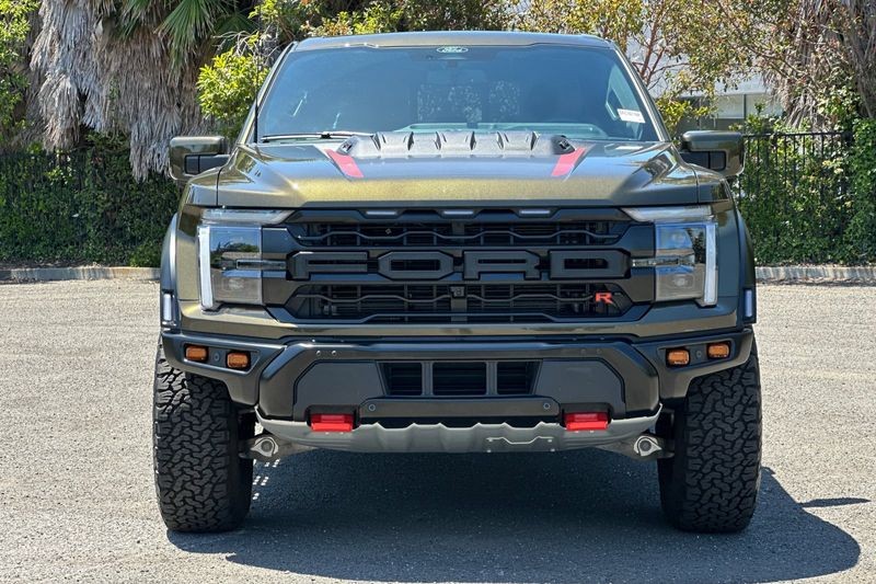 Ford F-150 Vehicle Full-screen Gallery Image 09