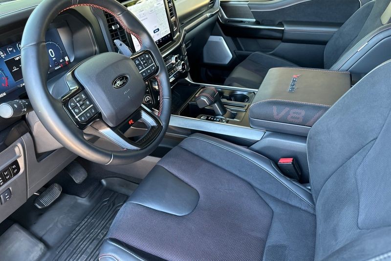 Ford F-150 Vehicle Full-screen Gallery Image 10