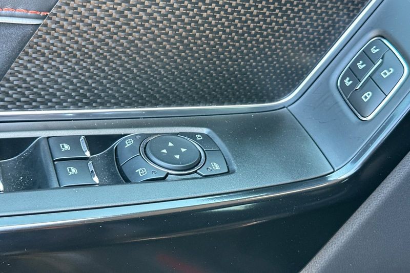 Ford F-150 Vehicle Full-screen Gallery Image 12