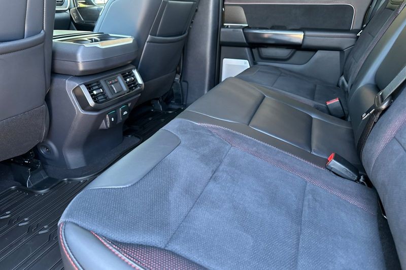 Ford F-150 Vehicle Full-screen Gallery Image 14