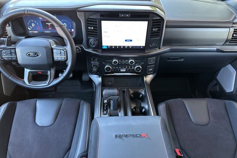 Ford F-150 Vehicle Full-screen Gallery Image 15