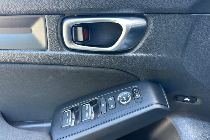Honda Civic Vehicle Full-screen Gallery Image 11