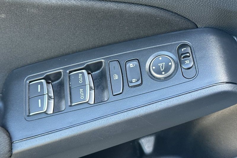 Honda Civic Vehicle Full-screen Gallery Image 12