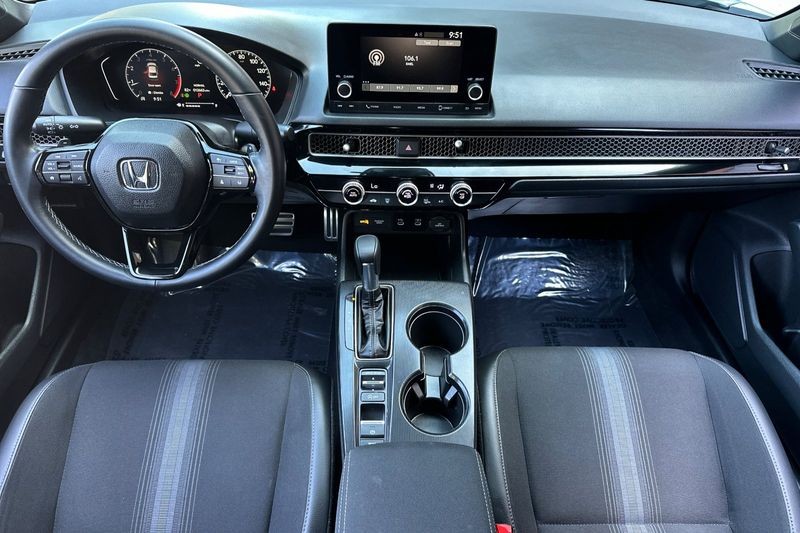 Honda Civic Vehicle Full-screen Gallery Image 15